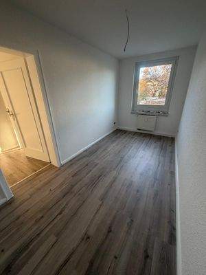 Helles, leeres Zimmer