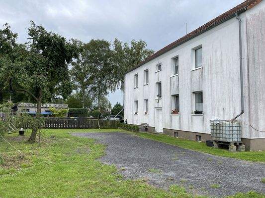 9 Haus 2 Hofseite mit Regenwasserzisterne