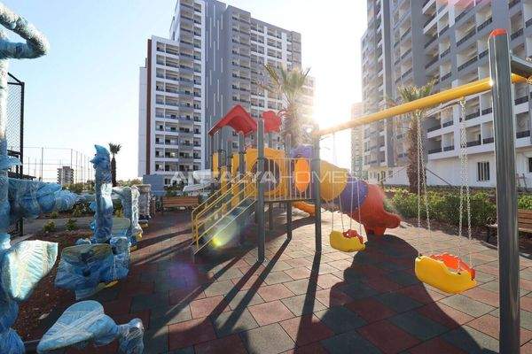 Modern Flats Rich Featured Complex Close to the Sea in Mersin