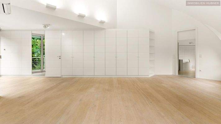 Großes Zimmer mit Einbauschrank