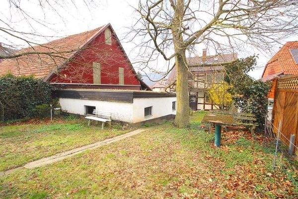 Blick vom Garten zum Haus