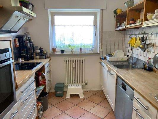 Küche mit Einbauküche die den Mietern gehört