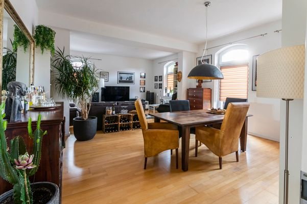 Wohn-/Esszimmer möbliert