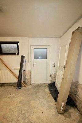 Aussenkellertür - hier ist bereits alles mit Bautr