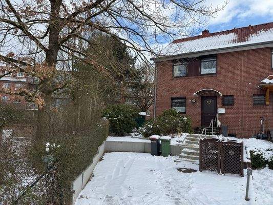 Vorderseite mit Parkplatz