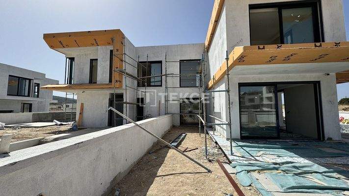 Semi-Detached Villas with Pools Close to Beaches in Izmir Çeşme