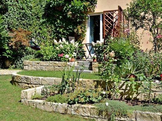 Terrassenansicht im Sommer