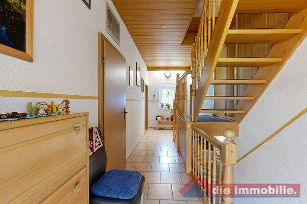 Obergeschoss-Flur mit Holzdecke und Zugang zu Wohn- und Schlafräumen