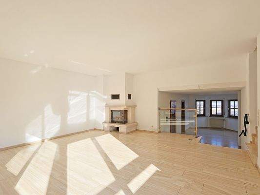 Lichtdurchfluteter Wohn- und Essbereich mit Kamin