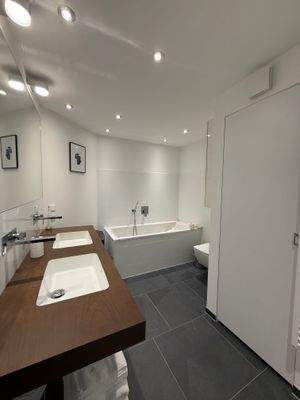 Masterbad mit Badewanne und Dusche