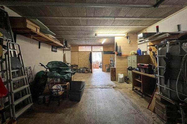 Garage mit Blick ins Bonuszimmer