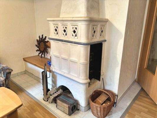 für gemütliche Wärme sorgt der aufwändig gestaltete Holzkaminofen im Erdgeschoss
