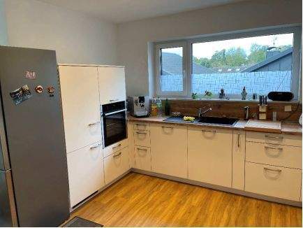 Moderne helle Küche