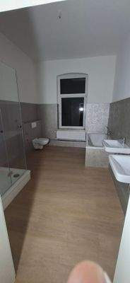 Badezimmer mit Dusche und Badewanne sowie 2 Waschtische alles Neu!