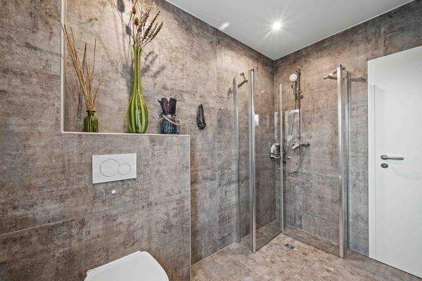 Badezimmer mit ebenerdiger Dusche