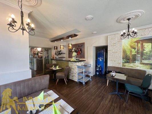 EG: Gastraum mit Zugang zur Küche (N)