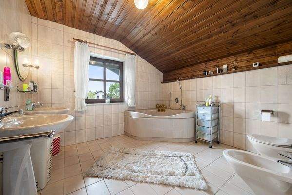 Helles Bad mit Badewanne - ideal zur Entspannung