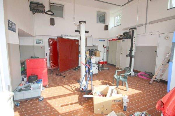 Werkstattbereich mit Kfz-Hebebühne von Consul