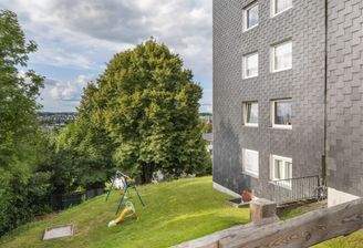 Außenansicht mit Spielplatz