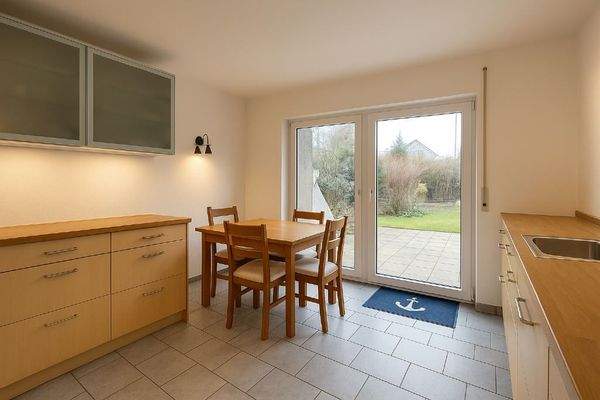 Einbauküche mit Sitzecke und Zugang zur Terrasse