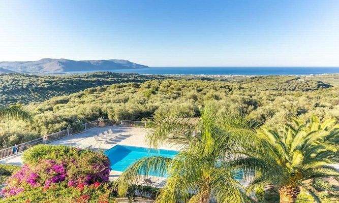 Kreta, Kournas: Luxuriöse Steinvilla mit Meer- und Bergblick