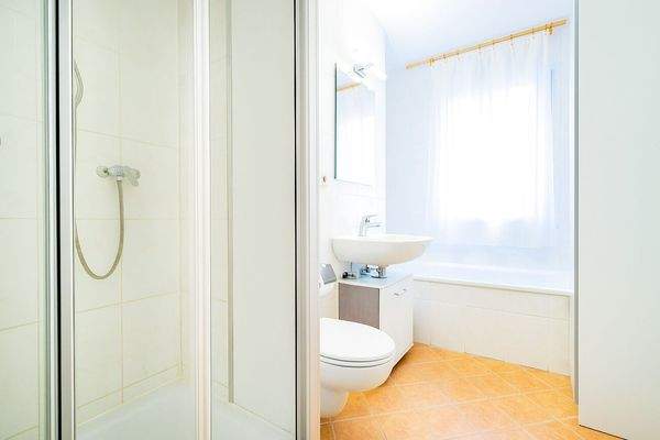 Das lichtdurchflutete Badezimmer mit separater Dusche und zusätzliche Duschwanne. (Visualiserung)