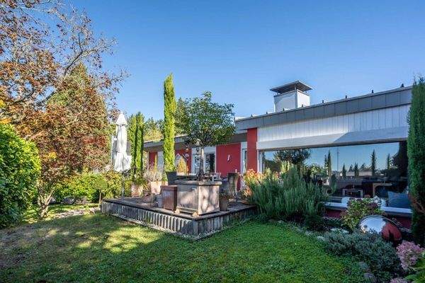 Gebäudevorderseite mit Terrasse 