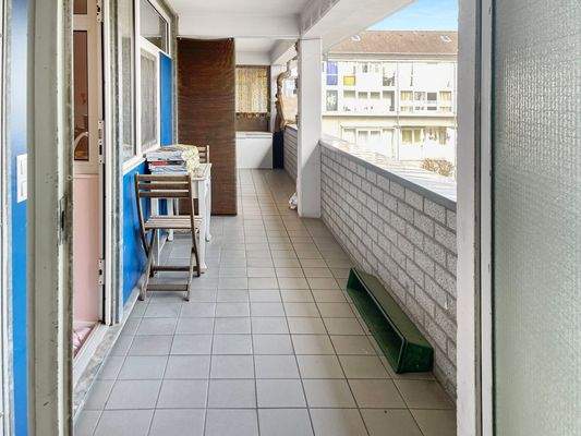 Loggia mit Wohnungseingang