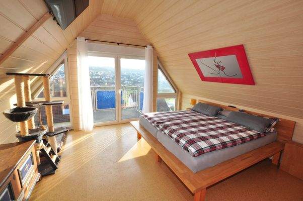 Schlafzimmer mit Balkon und Aussicht