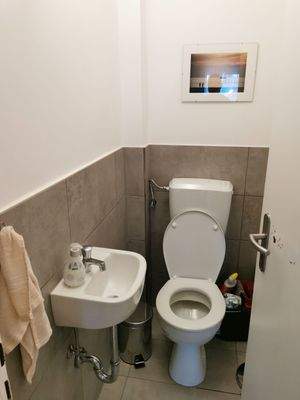 Kleines Badezimmer mit WC