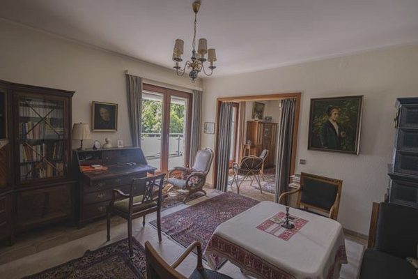 eines der Zimmer zum Balkon