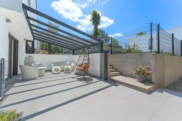 Terrasse im Erdgeschoss und Aufgang zum Garten