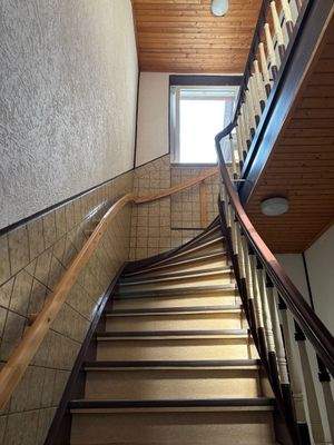 Treppenhaus mit Holzgeländer