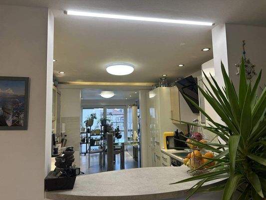 Blick zur Küche und Essbereich