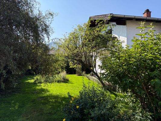 Außenansicht mit Garten 