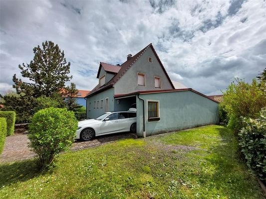Blick zur Garage & Carport