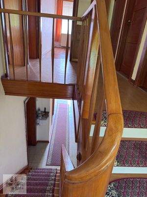 Treppe zwischen Erd- + Obergeschoss