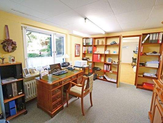 Büro im UG mit Gartenzugang
