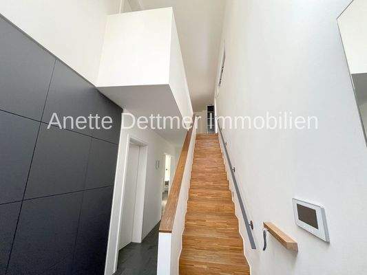 15 Hochwertige Treppe zum Obergeschoss:Flur