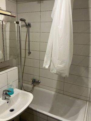 Alter Rückinger Weg 92a_Bad mit Spiegelschrank und Duschvorhang