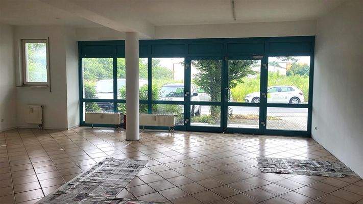 Hauptraum mit Fensterfront