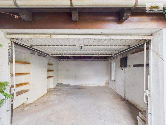 Garage innen – Stauraum und Werkbankmöglichkeiten_14