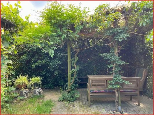 Überdachte Sitzecke auf der Terrasse im Grünen