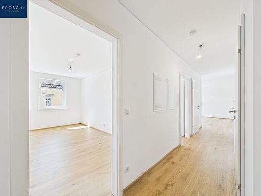 Blick in das Schlafzimmer 1 und den zentralen Flur Top 12