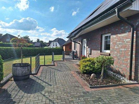 Hauseingang mit Garten