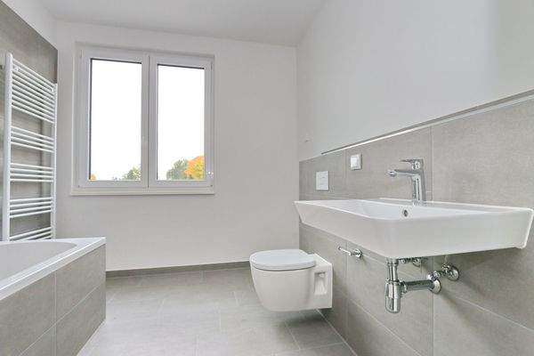 Tageslichtbad mit Wanne