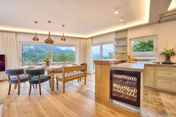 sehr hochwertige Einbauküche mit Sitzgelegenheit 