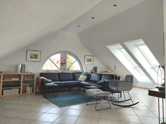 großzügiger, heller Wohnbereich auf der Galerie