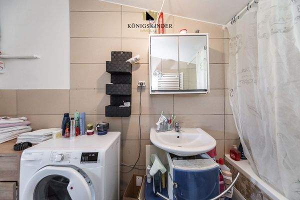 ...mit Wanne, Waschbecken und Handtuchhalterheizung