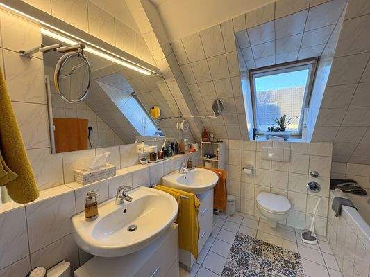 Badezimmer mit Dusche und Badewanne